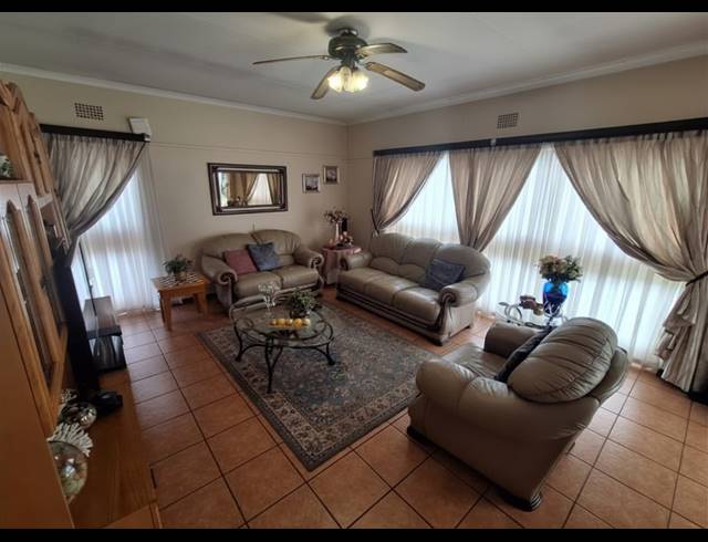 3 BEDROOM HOUSE FOR SALE IN VANDERBIJLPARK SE 2